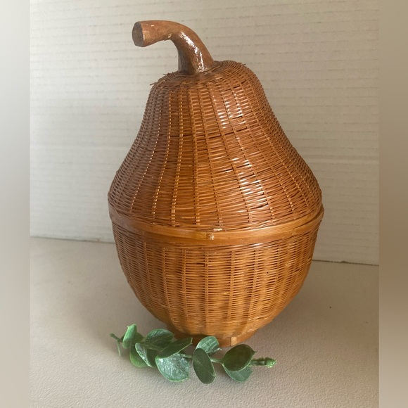 Shanghai hand craft Other - Vintage pear-shaped basket with lid made in peoples Republic of China